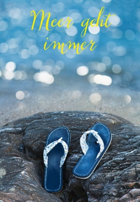 Gute Laune Grüße an den Norden - Flip-Flops am Wasser