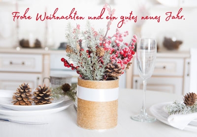 Weihnachten - weißer Küchentisch mit Blumen