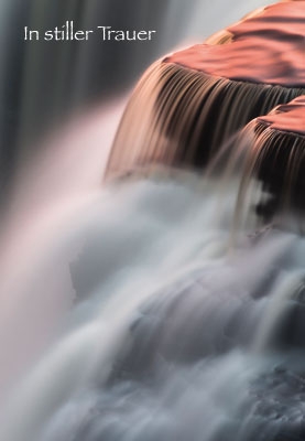 Trauer - Wasserfall im abendlichen Sonnenlicht