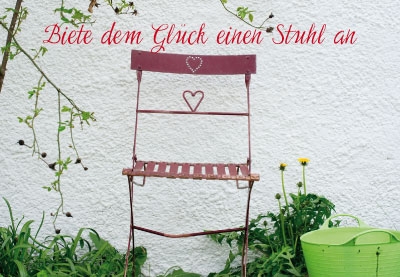 Gute Laune für jede Gelegenheit - Gartenstuhl vor weißer Wand