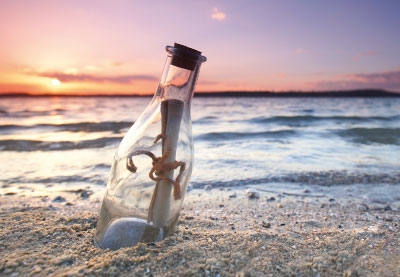 Gute Laune Grüße an den Norden - Flaschenpost am Strand