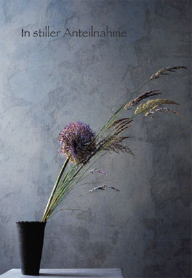 Trauer - Doppelkarte Blume, Vase, graue Wand