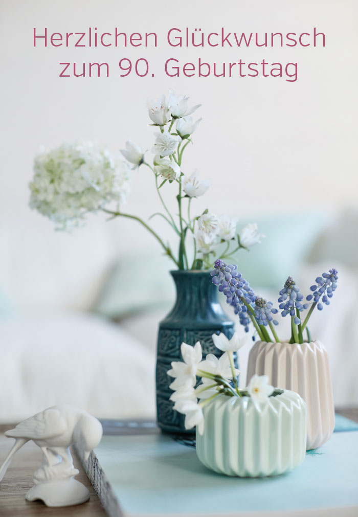 Zahlengeburtstag - viele bunte Frühlingsblumen in Vasen