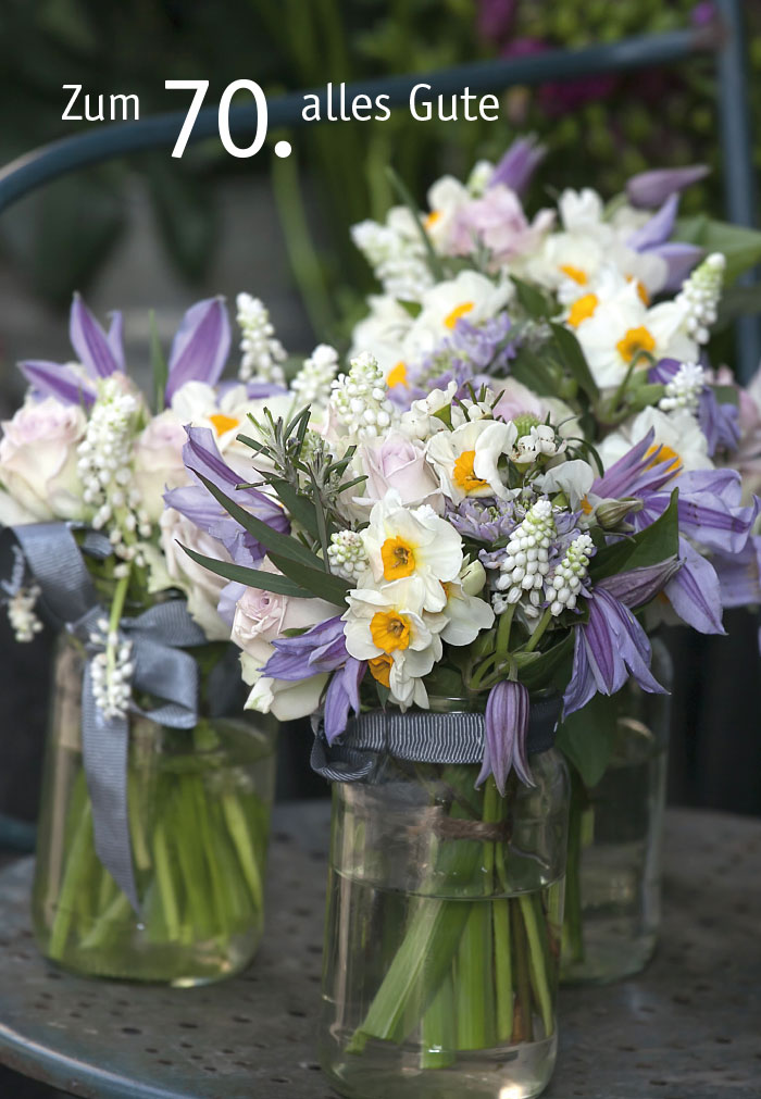 Zahlengeburtstag - weiße Blumensträuße in Vasen
