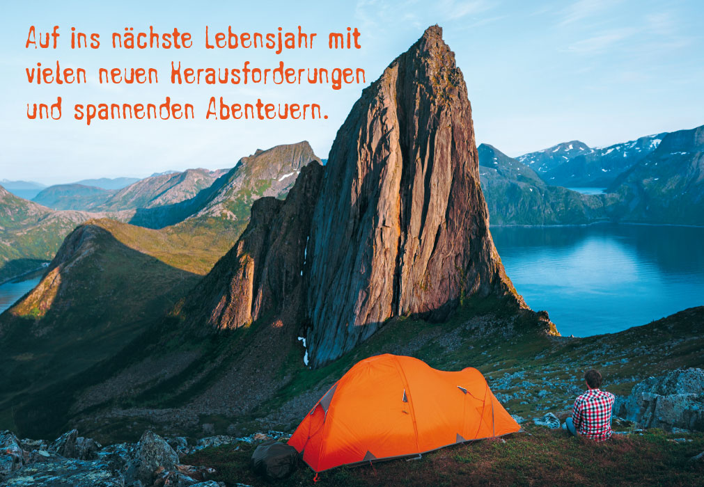 Geburtstag - oranges Zelt unter Berggipfel