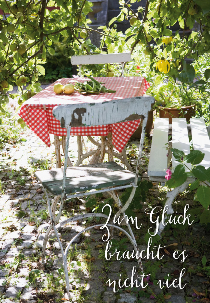 Gute Laune f?r jede Gelegenheit - Tisch im Garten, karierte Tischdecke