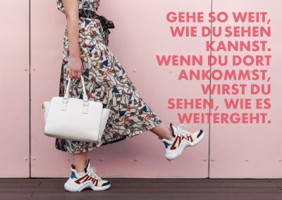 Spruchkarte - Kleid und Turnschuhe